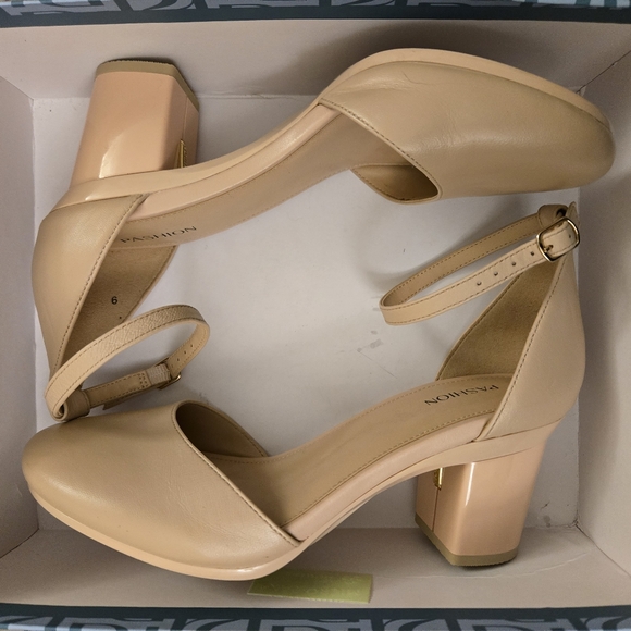 Pashion Footwear Shoes - Pashion Footwear Beige Block Heels Size 9 With 4 Extra Sets Of Heels